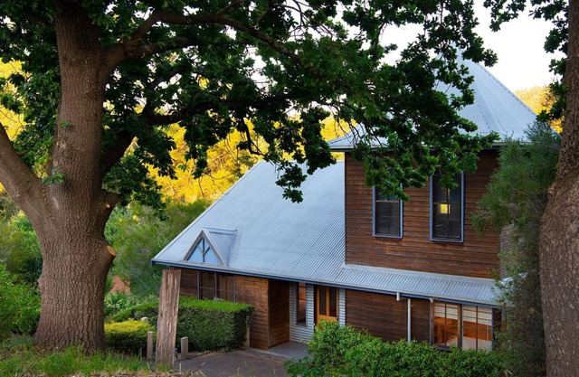 French Cottage- enchanting retreat in Hepburn with spa and log fire