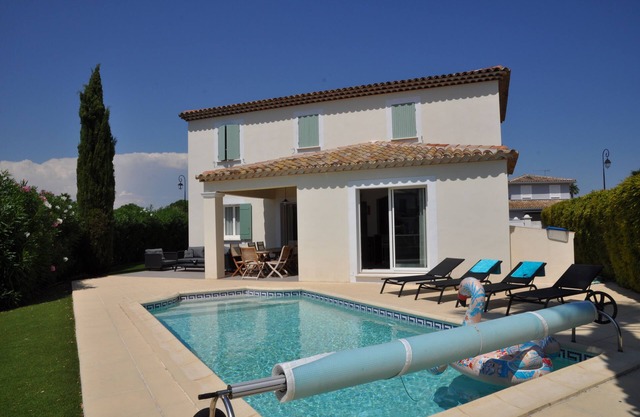 French villa overlooking Marina in a beautiful setting with private pool
