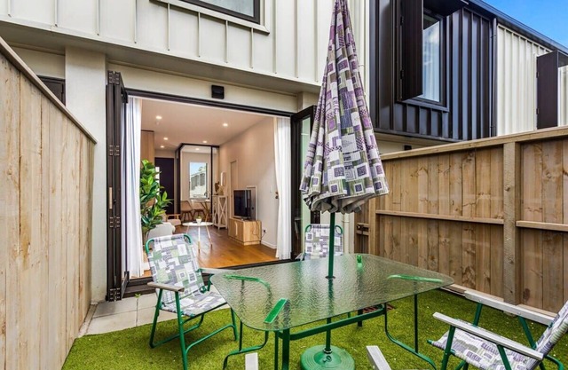 Fresh Grey Lynn 2BR unit w/Patio by Zodiak Stays