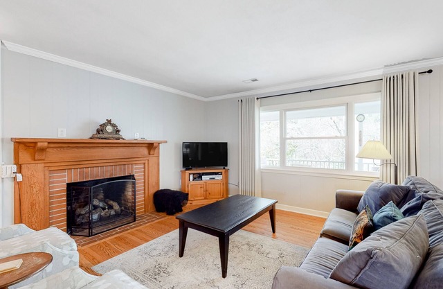 Friendly, spacious home with AC, washer/dryer, wood fireplace, & mountain view