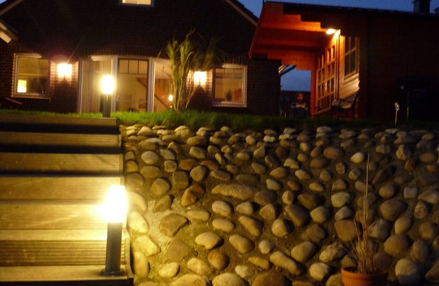 Friesenkate with garden & boat dock on the Greetsieler canals for 6 adults & baby