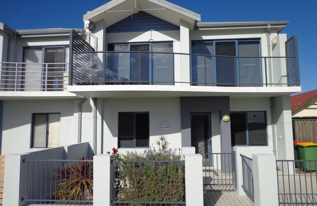 From the lounge, kitchen and balcony enjoy the uninterupted ocean views.