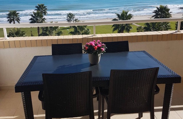 FRONT APARTMENT FIRST LINE OF THE SEA