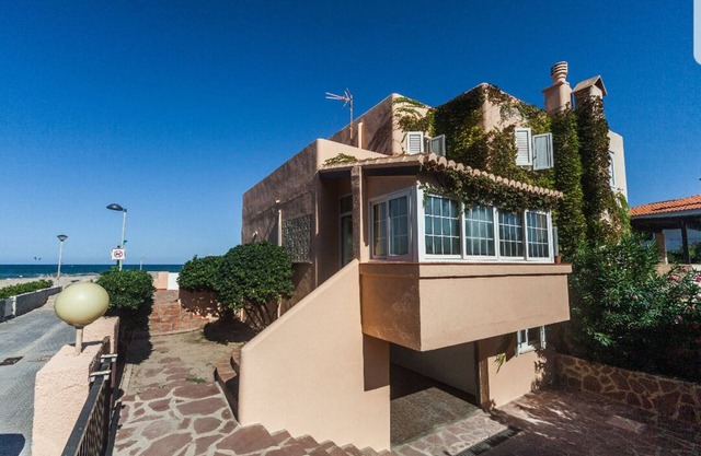 Front line beach villa near El Saler golf course + wifi. Valencia