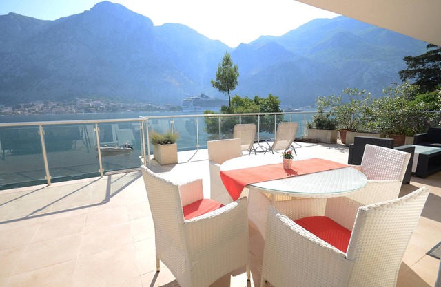 Front line to sea/private pool/20m terrace/free paddle boards/free boat trip !