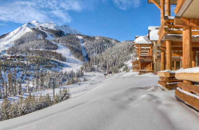 "Front Row" Saddle Ridge - New Bathrooms - Ski-in/out Townhome w/Hot Tub/Views
