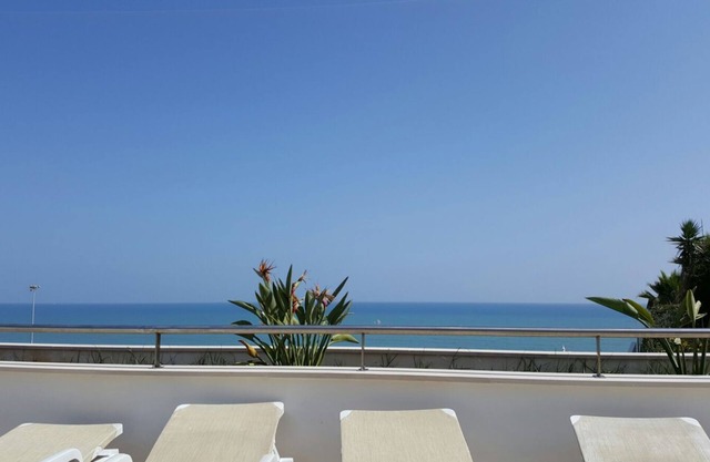 Frontline apartment block with Sea views. Apartment has a large private balcony.