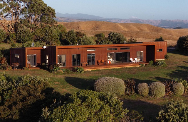 Full Coastal Retreat, 3 Rooms, Hot tub, Views!