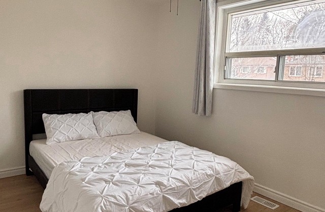 Full Privacy, 4BR Bungalow Near Lake, HWY 401, and Toronto Pearson Airport