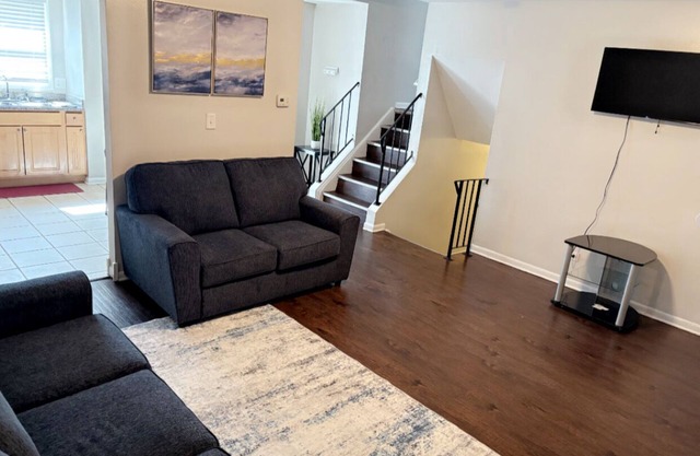 Full suburban home 30 mins from downtown Chicago!