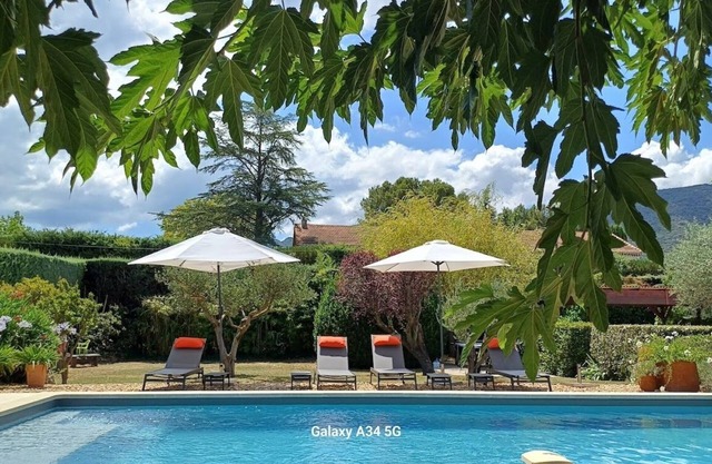Fully air-conditioned house HEATED SWIMMING POOL