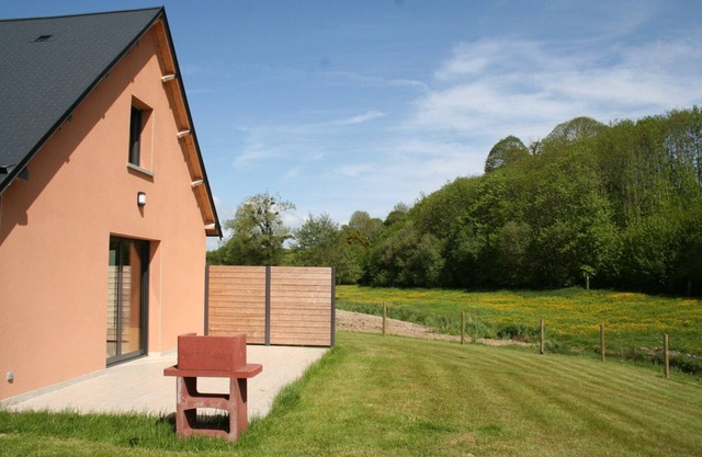 Fully equipped cottage in Mont-Saint-Michel Bay - bucolic setting with games