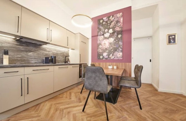 Fully equipped design apartment close to Subway