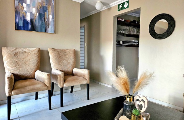 Fully equipped self-catering house. nTheeHost@1924 - Mahikeng/Mmabatho