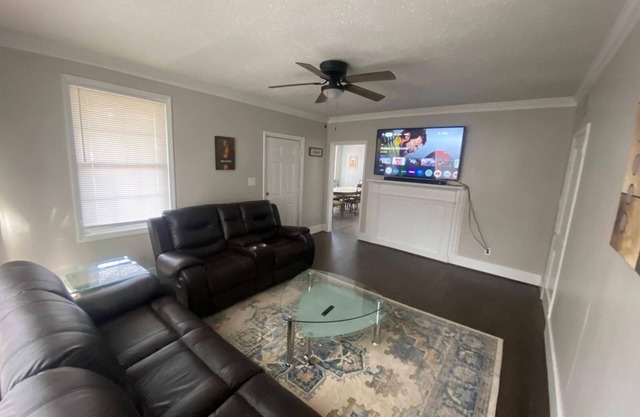 Fully furnished 2 bedroom 1 bath perfect for short term and long term stay