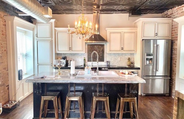 Fully Furnished Adorable Carriage House in Heart of downtown Kansas City