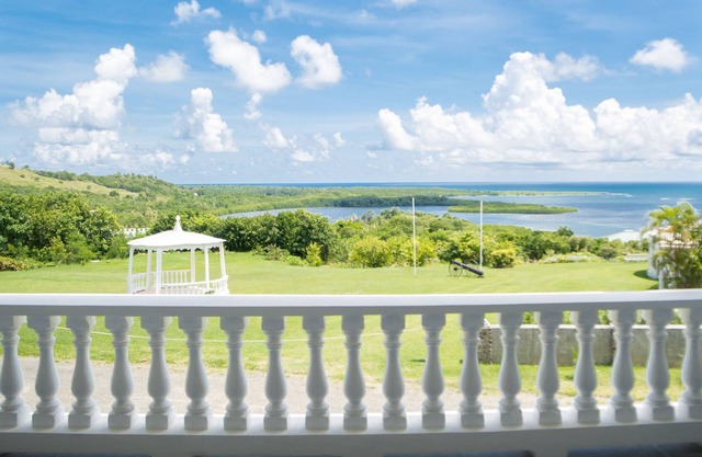 Fully furnished/modern apartments with ocean view, 5 mins from the beach