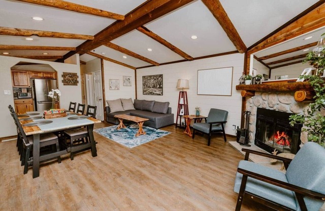fully remodeled cabin large 65"TV-fireplace, close to ski area, very clean