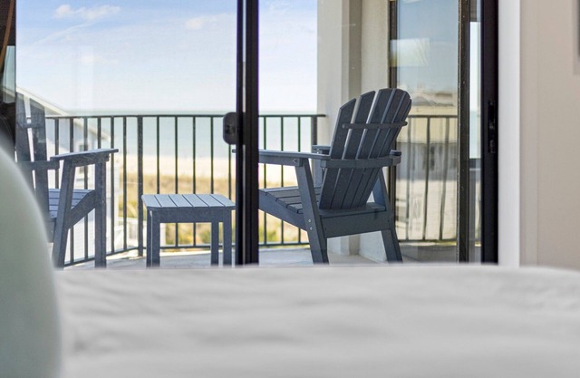 Fully Renovated Ocean Views, Pool, STEPS to Beach, Restaurants, Shops