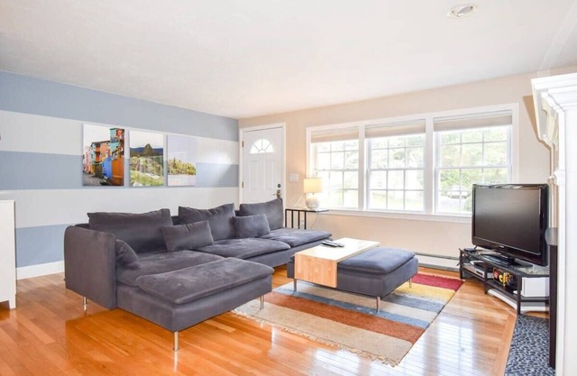 Fully Renovated Walk to Scargo Lake!