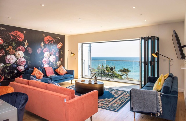 Fulmar - Beachside House with Terrace Hot Tub & Fantastic Views