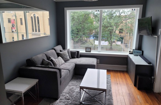 Fulton market/Noble Square FREE parking, Laundry, 2.5 miles to Mag Mile!