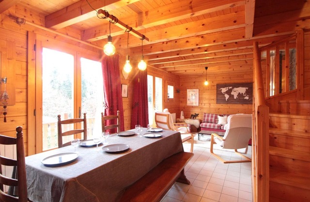 Functional chalet with stove and garage, near center and lifts