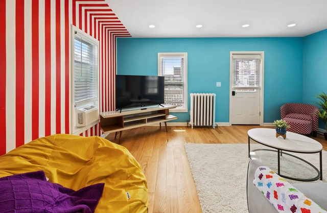 Funky and Cute 1BR Beach Block Apt | 2 min from BW