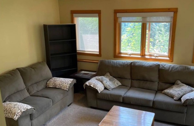 Furnished 1 bedroom suite/quiet with beautiful mountain views