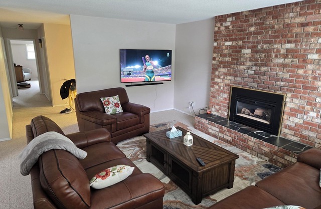 Furnished 1900sf 3bedr house in downtown Sidney one block from Ocean and shops