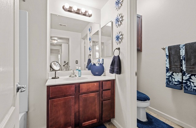 Furnished 2bd 2ba Condo w/Loft & Garage in Gated Community – Poolside Retreat