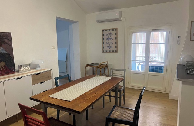 Furnished, air-conditioned apartment in a pedestrian street in the heart of the city.
