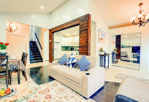 Furnished Family Home near Toronto - Great Location Game Room - Backyard - Parking & Self Checkin
