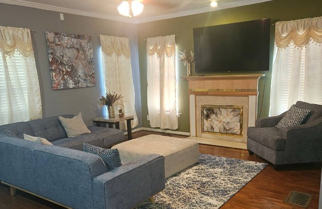 Furnished Room in Downtown ATL - Walk to GWCC & Mercedes-Benz-Private Bath