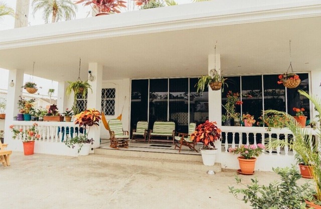 Furnished villa with luxury finishes 200m from the sea, with 3 bedrooms and 5 1/2 bathrooms.
