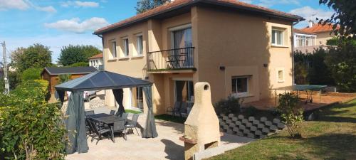 Gîte climatisé à 15 min de Lyon avec jardin privé