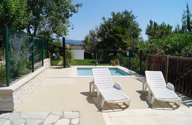 Gîte La Magnanerie 4 pers. au Domaine de L'Amourie wifi swimming pool.