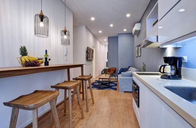 G202 - 1-Bed with Balcony & Fast WiFi by Granada