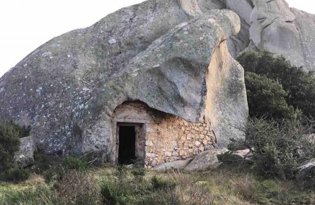 Gallurese farmhouse from 1750 immersed in cork trees. 20 minutes from the sea