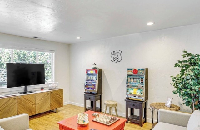 Game Night Condo w/Darts, Pool and More