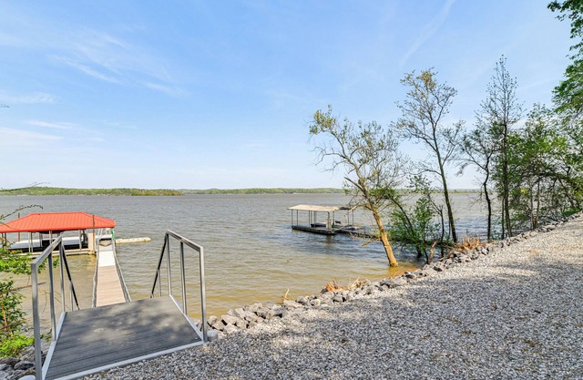 Game Room & Screened Porch: Kentucky Lake Retreat!
