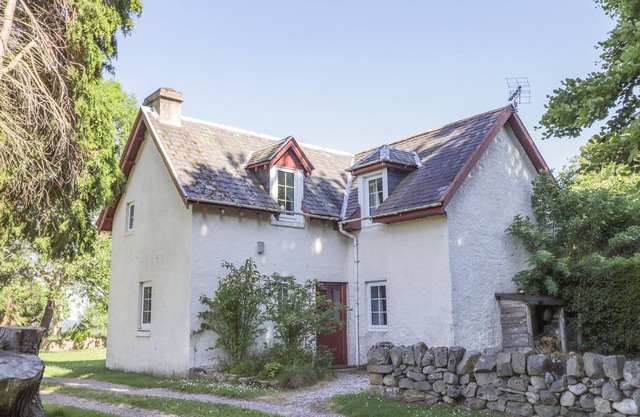 GARDEN COTTAGE, family friendly, with open fire in Lhanbryde