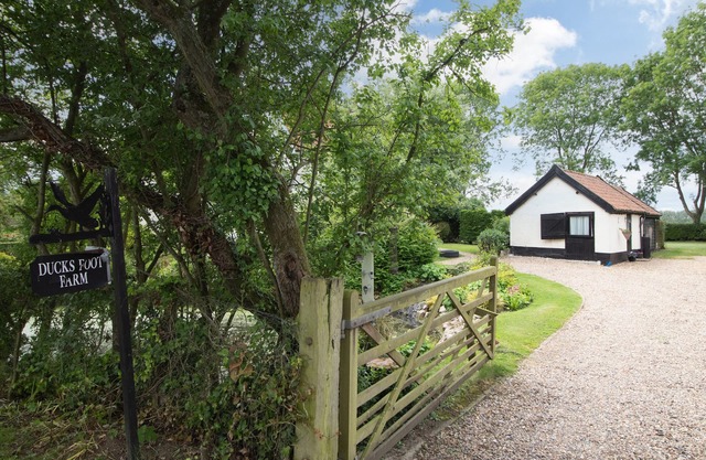 GARDEN COTTAGE, pet friendly, with a garden in Pulham Market
