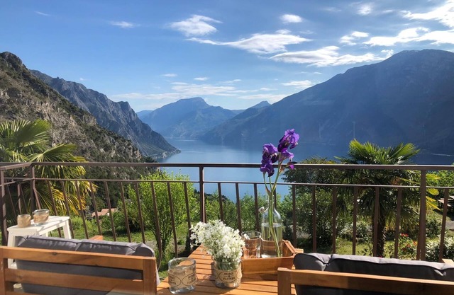 GARDEN FIVE. Stunning views over Garda Lake