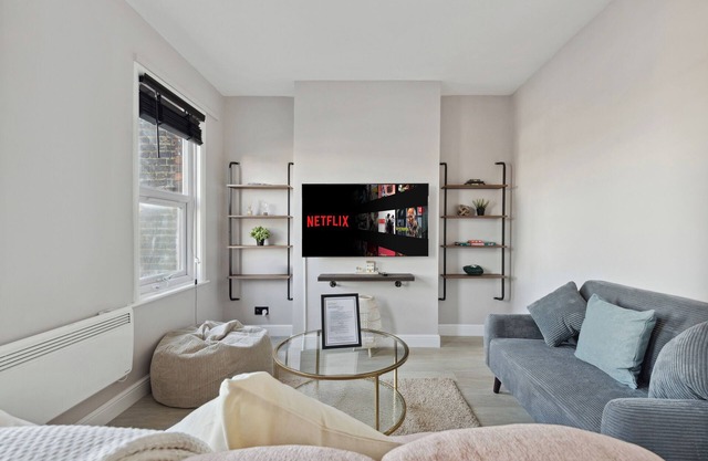 Garden Flat in Leyton | Walk to train | Great for Work & Family | 20% off now