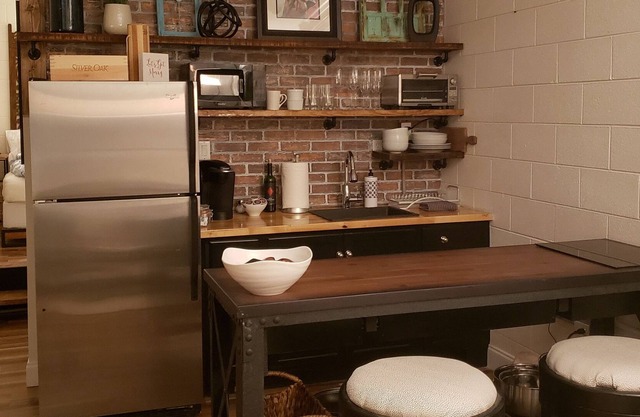Garden flat. Perfect for a couple. 6 mi to downtown and Biltmore Village