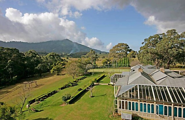 Garden Hill Spa Retreat: Beautiful Sandstone Cottage: Swimming pool/Tennis court