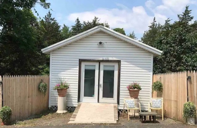 Gardner Cottage with private patio