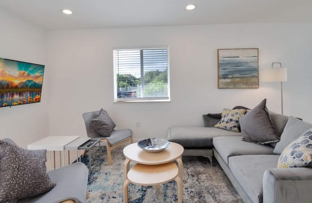 Gated 3Bd 2Bth Design Dist. 10-min to beach