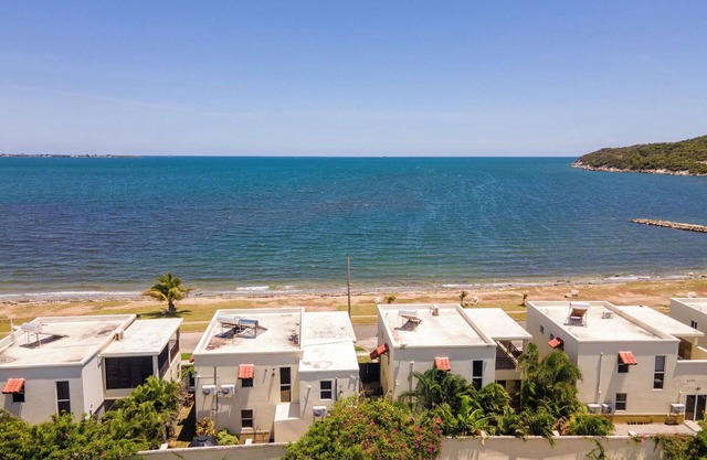 Gated Beachfront House - 10 Minutes from Kingston